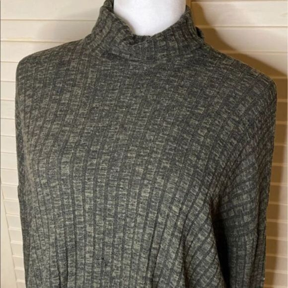 American Eagle Turtleneck  - Picture 1 of 4